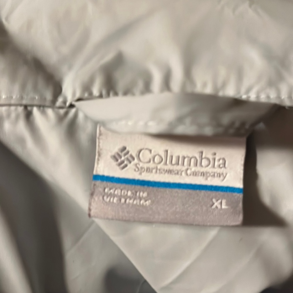 Womens Columbia raincoat windbreaker with  optional hood.